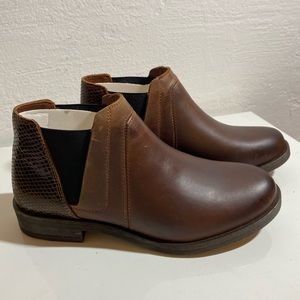 Brand new Clarks brown booties, size 7